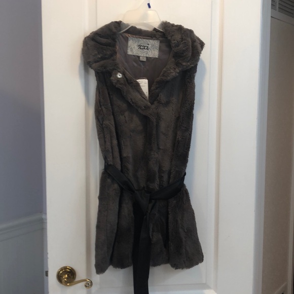 Forever 21 Tops - NWT F21 Fuzzy Vest.